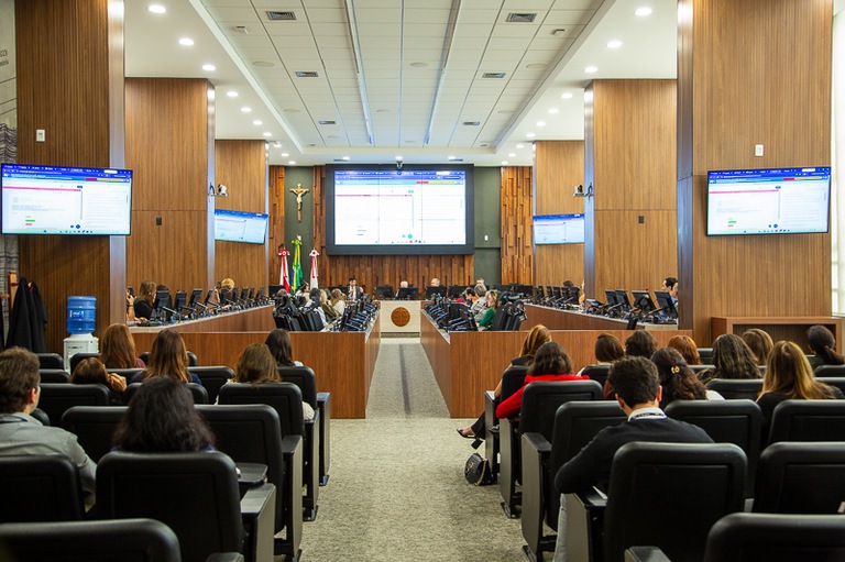 2026 1023 Formacão novo modulo Pje-1.jpg foto mostra treinamento de magistrados para uso do novo Sistema PJe, no Plenário 1 do TRT-MG.