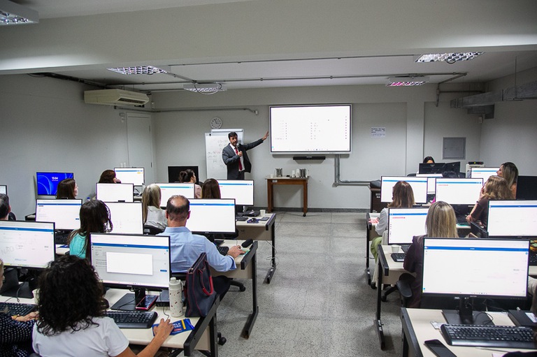 2026 1023 PJe tarde-1.jpg Servidores durante treinamento para o novo Sistema PJe, no Laboratório da Ejud do TRT-MG