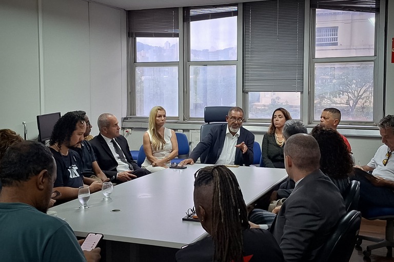 Foto da reunião na Superintendência Regional do Trabalho em Minas Gerais  com representantes de diversas instituições envolvidas na força-tarefa para coibir o assédio eleitoral após as eleições presidenciais