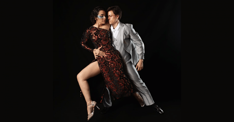 Foto de divulgação do espetáculo Travessia - um casal mostra passos de dança semelhante a um tango