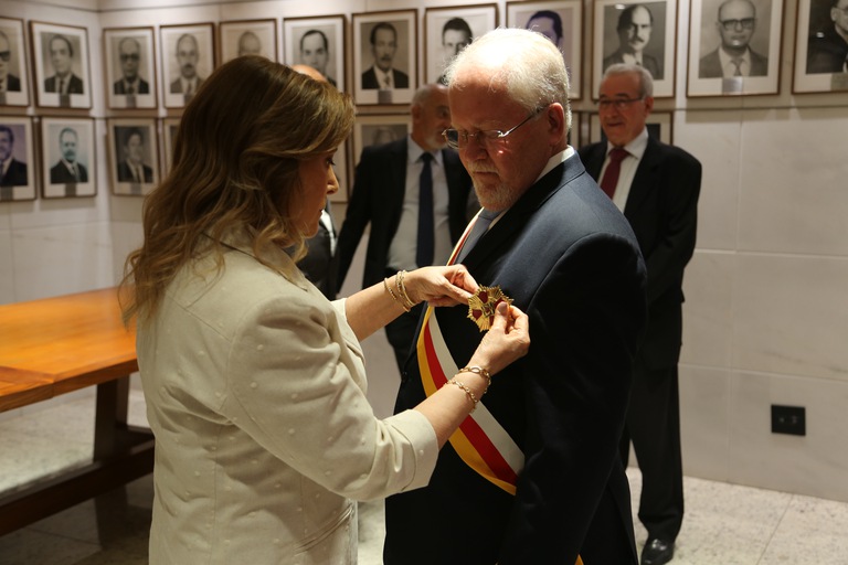 Presidente agracia novo empossado com medalha no grau Grã-Cruz