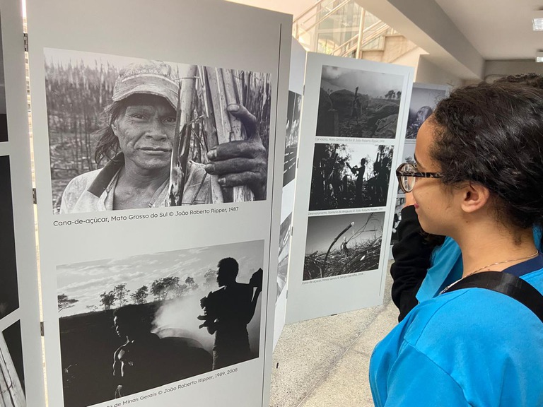Alunos da escola Estadual |Professor Leon Renault participam de visita guiada à exposição de Fotos "Retrato Escravo"