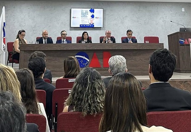 Presidente do TRT-MG, desembargador Sebastião Geraldo de Oliveira, compõe mesa de honra durante apresentação do PPLR em Coronel Fabriciano