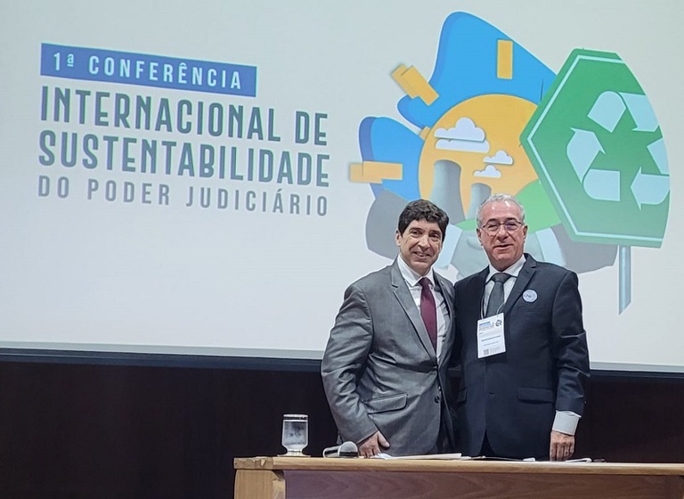 Presente à conferência, representando o TRT-MG, o desembargador Sebastião Geral de Oliveira, primeiro vice-presidente, assinou pela instituição, o Pacto Nacional de Sustentabilidade no Poder Judiciário