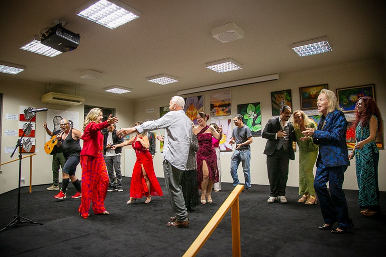 dança.jfif Palco do Cecult durante apresentações do Primeiro Sarau de Literatura, música e dança