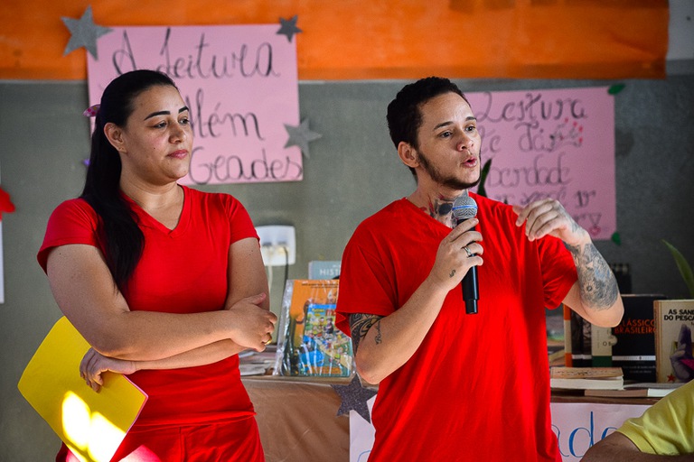 Mulher privada de liberdade e homem trans palestram para as colegas sobre seu livro