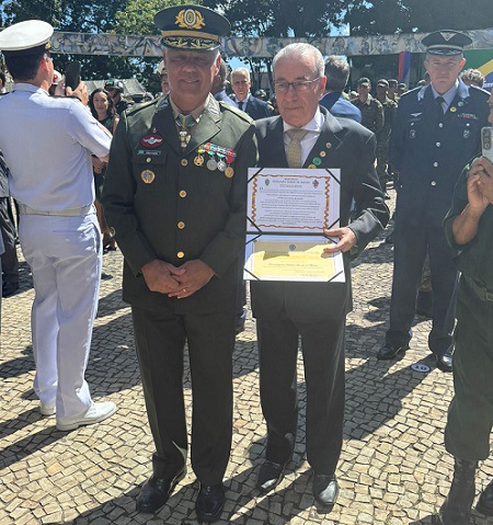 foto condecoração exército.jpeg O presidente do TRT-MG, Sebastião Geraldo de Oliveira, ao lado do general de divisão Adriano Fructuoso da Costa, durante homenagem na 4ª Região do Exército, em Belo Horizonte