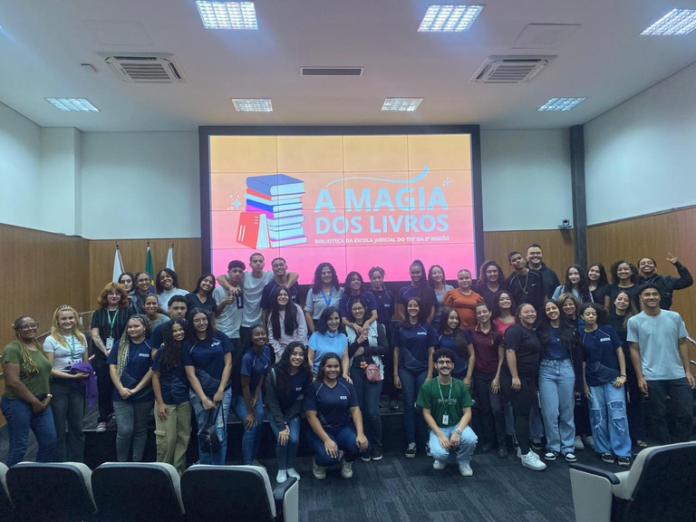 Alunos do Senai participam de visita guiada à exposição Retrato Escravo e à Biblioteca do TRT-MG