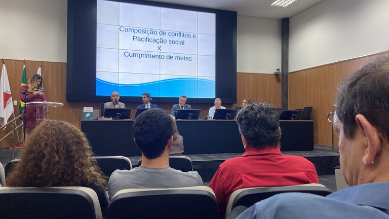 foto lançamento livro.jpeg Servidor Paulo Roberto de Oliveira lança o livro "A conciliação como fonte de harmonização das relações de trabalho", no auditório da EJUD