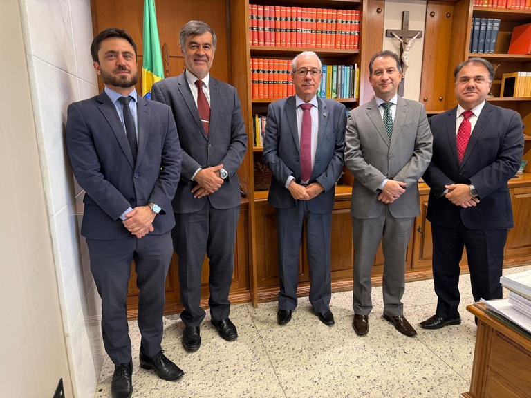 foto visita PF.jpeg Foto posada do superintendente Regional da Polícia Federal, Richard Murad Macedo ao presidente do TRT-MG, desembargador Sebastião Geraldo de Oliveira em visita institucional. Na foto constam ainda o Delegado Juner Caldeira Barbosa atua em Minas Gerais como Diretor Executivo Regional (DREX) da Polícia Federal (PF/MG), o juiz auxiliar da presidência, Renato de Paula Amado e o assessor de assuntos institucionais do TRT-MG, Paulo Haddad