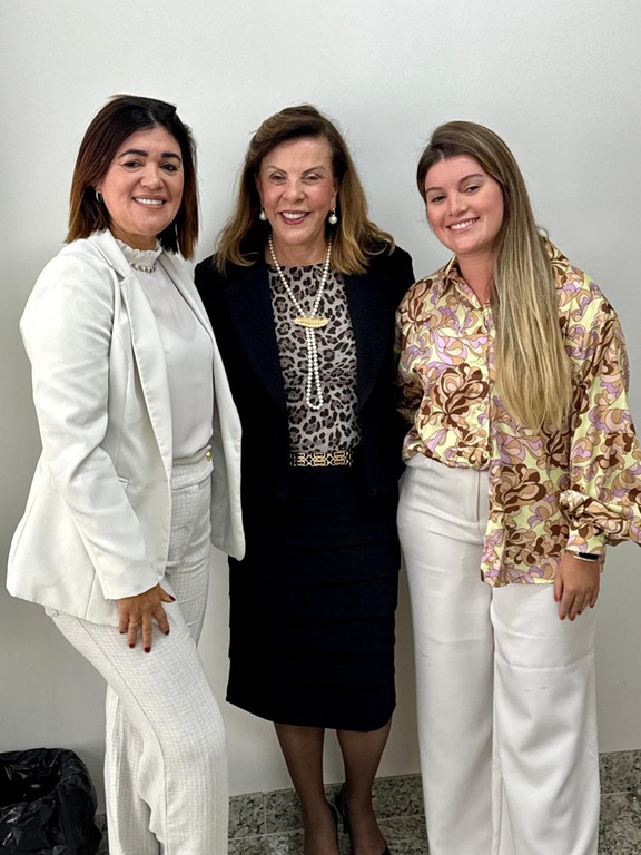 Desembargadora Maria Cristina e advogadas que atuam no Foro de Poços de Caldas.
