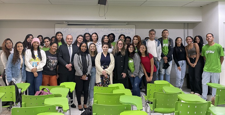 foto dos desembargadores Marcelo Pertence e Paula Cantelli com alunos e professores do curso técnico de Segurança do Trabalho