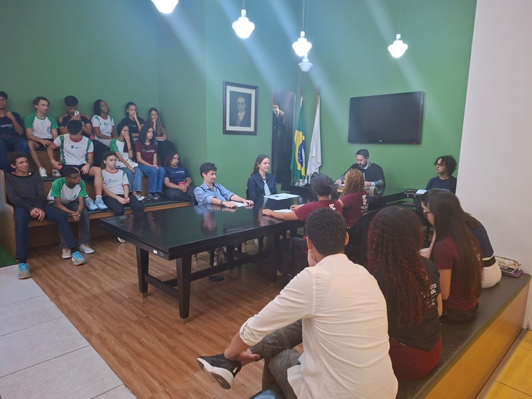 juri simulado.jpeg foto de audiência simulada durante visita de estudantes ao Projeto Justiça e Cidadania