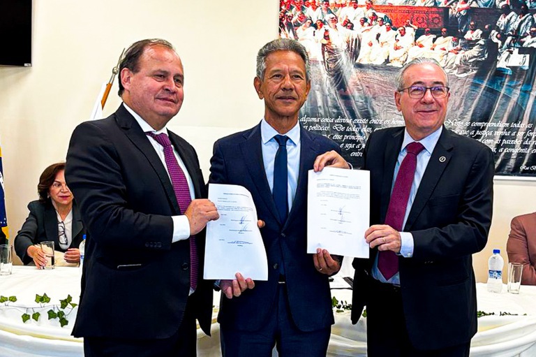 large.jfif Foto mostra presidentes do TRF6, do TJMG e do TRT-MG, após assinatura de termo de cooperação para implatação do PID em Santos Dumont