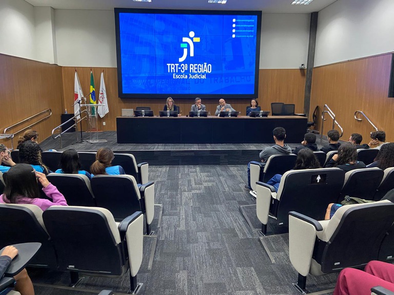 Alunos da Escola Estadual Professor Leon Renault assistem a palestra sobre combate ao Trabalho Escravo na Escola Judicial