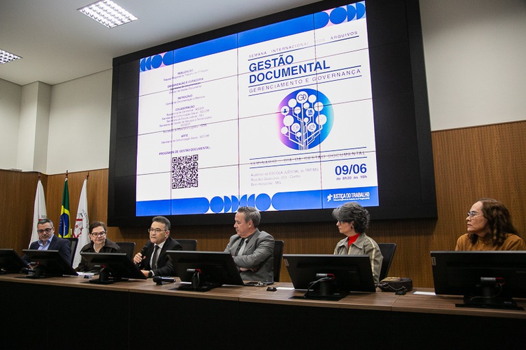 mesa evento.jfif Mesa de honra do seminário Gestao Documental: Gerenciamento e Governança