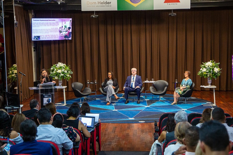 palestra dra. Adriana.jfif foto de palestrantes durante painel Trabalho e Saúde Mental nas intersecções de gênero e raça