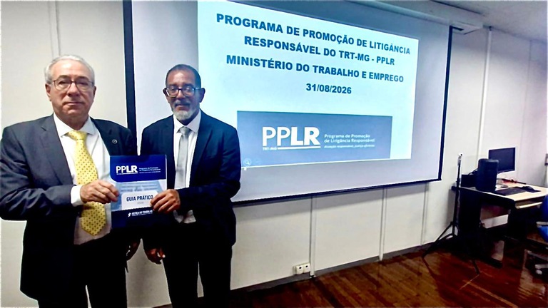 PPLR SRT.jpeg O presidente do TRT-MG, desembargador Sebastião Geraldo, posa ao lado do superintendente do Trabalho e Emprego em Minas Gerais, Carlos Calazans, após apresentação do PPLR a integrantes do órgão
