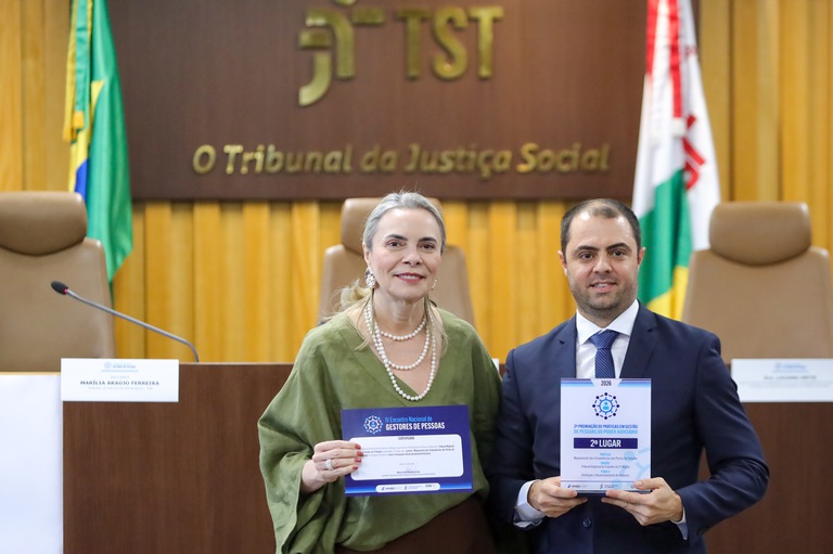 Anderson Lima de Oliveira, da Secretaria de Desenvolvimento de Pessoas (SEDP) recebe Prêmio de Práticas em Gestão de Pessoas do Conselho Nacional de Justiça (CNJ) entregue pela ministra do TST e conselheira do CNJ, Kátia Magalhães Arruda