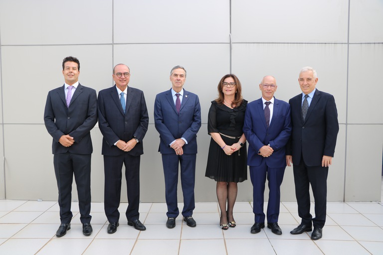 O presidente do TJMG, desembargador José Arthur Filho, junto ao ministro Luís Roberto Barroso, a presidente do TRF6, desembargadora federal Monica Sifuentes, o ex-presidente do TJMMG, desembargador  Fernando Armando Ribeiro, e os presidentes do TRE-MG, desembargador Octavio Augusto De Nigris Boccalini, e do TRT-MG, desembargador Ricardo Antônio Mohallem (Crédito: Riva Moreira/TJMG)