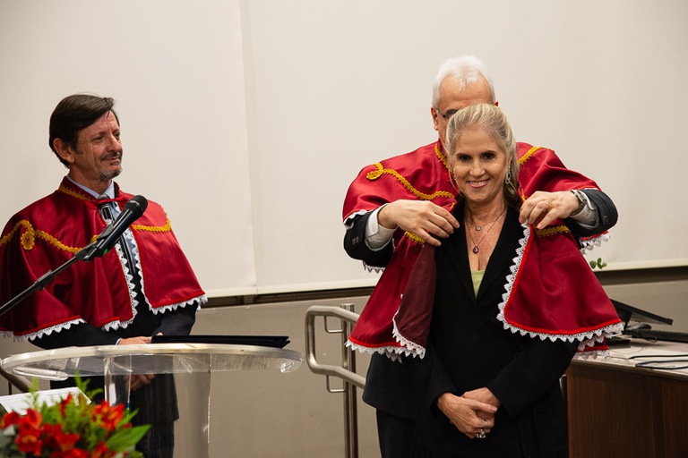 rosemary empossada.jpg Foto da desembargadora Rosemary de Oliveira Pires Afonso sendo empossada como membro da Academia Brasileira do direito do Trabalho