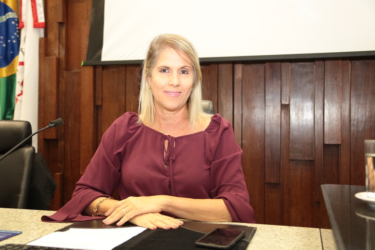 RosemarydeOliveiraPires_Mar2022_LeoAndrade (1).JPG Foto da desembargadora Rosemary de Oliveira Pires Afonso em seu gabinete