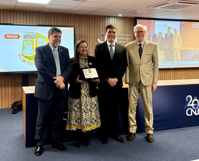 selo amigo idoso.jpeg Desembargadora Adriana Orsini representou o TRT-MG, na cerimônia de entrega do Selo Tribunal Amigo da pessoa Idosa, na sede do Conselho Nacional de Justiça, em Brasília.