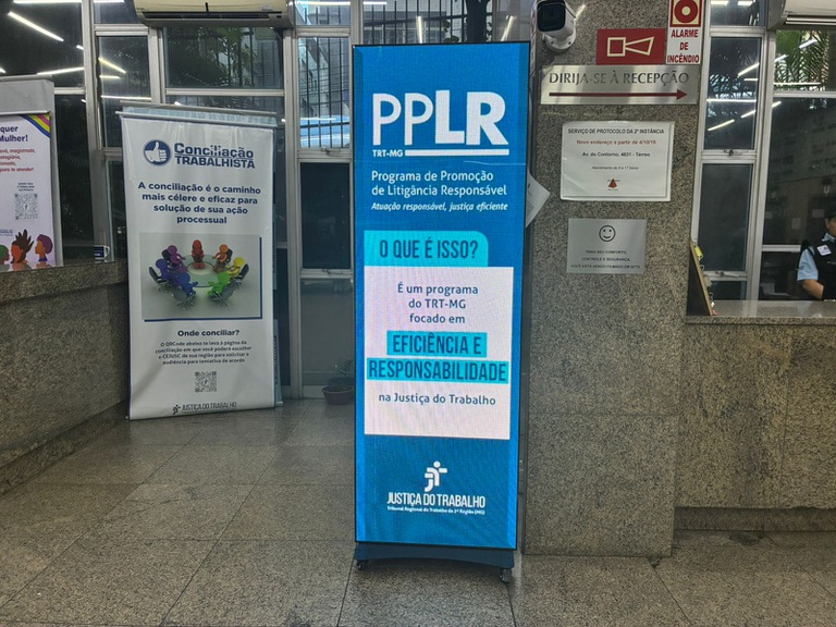 Imagem do painel Led instalado na portaria do Edifício-sede do TRT-MG