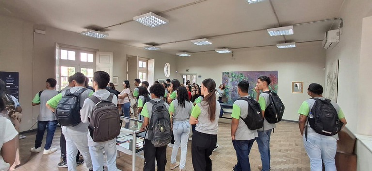 Alunos do Sistema Divina Providência Visitam Biblioteca e Centro Cultural do TRT-MG