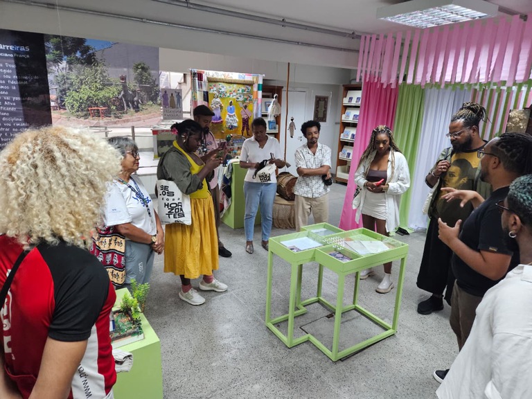 visita influenciadores.jpeg Visita de jornalistas e Influenciadores à Exposição “Territórios Afroindígenas Soterrados: Do Arraial dos Pretos à Cidade dos Brancos”
