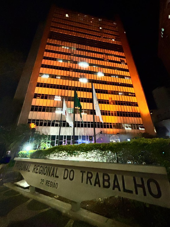 TRT-MG iluminado para o Maio Laranja