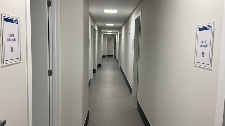 foto do corredor com salas de conciliação