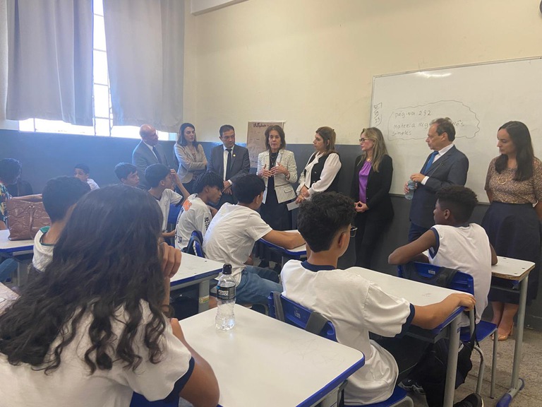 Crianças e adolescentes ouvem palestras e assistem a documentários sobre o enfrentamento ao trabalho escravo