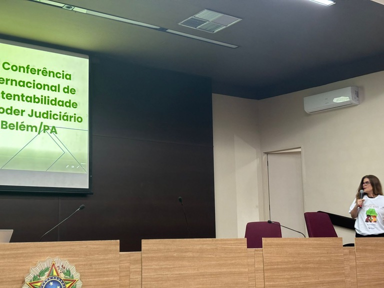 Chefe do Núcleo de Sustentabilidade e Inclusao do TRT-MG, Júnia Fernandes apresenta iniciativas sustentáveis do Regional em evento do Judiciário na Cop 30