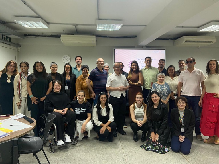Servidores posam para foto após término da Oficina conjunta promovida pelo Tribunal de Justiça de Minas Gerais e pelo TRT-MG para promover a acessibilidade em documentos digitais