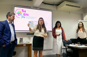 Desembargadora Juliana Vignoli Cordeiro, do TRT-MG, fala a ouvintes no curso preparatório para atividade do PopRua que acontece nesta sexta-feira 6/3