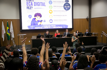 Estudantes lotam auditório da Escola Judicial do TRT-MG em debates sobre segurança na internet durante o Maio Laranja
