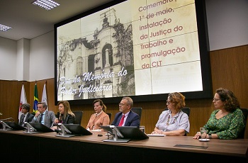 Mesa de honra do evento