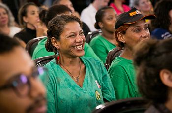Trabalhadora da coleta de resíduos recicláveis durante o lançamento do projeto ReciclaBelô