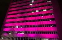 Fachada do TRT-MG recebe iluminação rosa pelo Mês de Conscientização sobre o Câncer de Mama