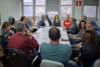 foto mostra reunião na Superintendência Regional do Trabalho em Minas Gerais para alinhar ações de combate ao assédio eleitoral no trabalho