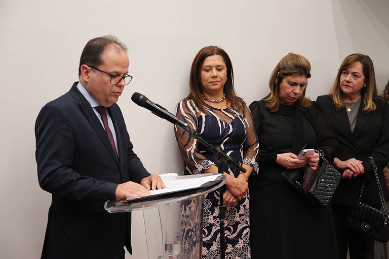 foto do diretor do Foro de Belo Horizonte, juiz Marcos César Leão, falando ao microfone