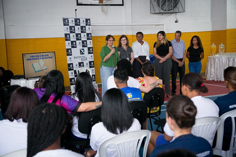 1 - large.jpg foto de servidores do TRT-MG e membros do Centro socieducativo em pé palestrando para as internas