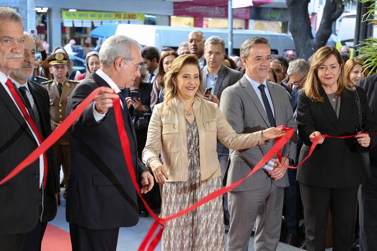 foto da presidente do TRT-MG sorridente após cortar a fita de inauguração ao lado de autoridades