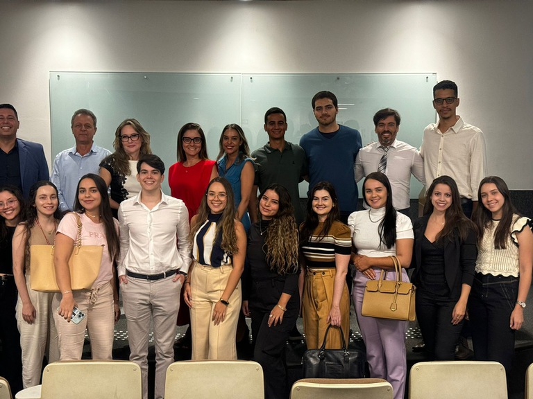 foto da desembargadora Paula Cantelli com as professoras e alunos da PUC Minas em pé