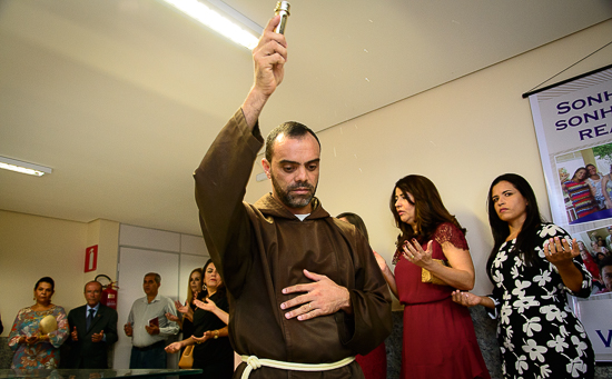 Frei André Luiz de Aguiar que abençoou as novas instalações do foro trabalhista (Foto: Augusto Ferreira)