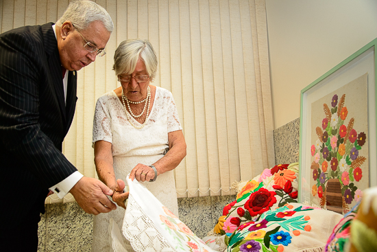 Dona Adelícia Amorim, bordadeira da região, e o presidente do TRT (Foto: Augusto Ferreira)