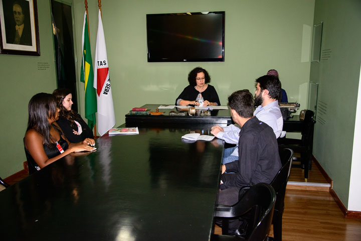 Juíza Ana Maria Espi Cavalcanti durante audiência simulada com os estudantes