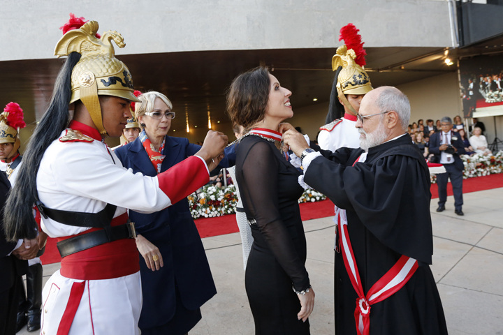 A desembargadora Juliana Vignoli recebe a comenda do ministro do TST Renato de Lacerda Paiva/Foto: TST