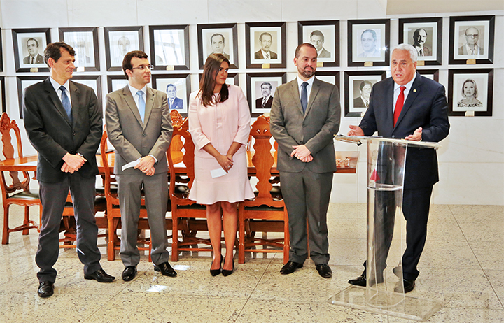 Juiz vice-presidente da Amatra3, Flânio Antônio Campos Vieira, os juízes empossados André Luiz Maia, Nara Duarte, Ulysses de Abreu e o presidente do TRT3, desembargador Júlio Bernardo (Foto: Leonardo Andrade)